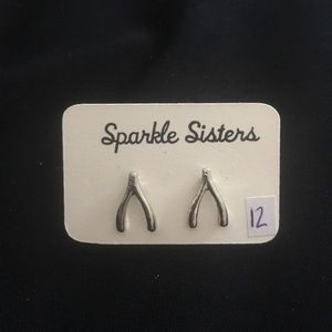 Wishbone stud earrings NWT